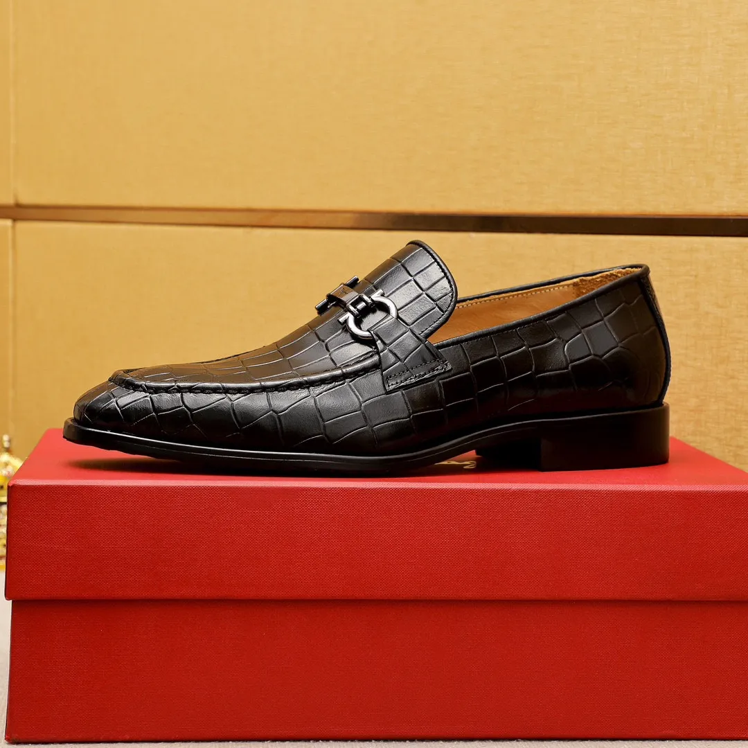 Men's shoes 💰460 💐 Product trademark: Ferragamo "Ferragamo" casual leather shoes Regular size: 38-44 (45.46🉑️customized) Product materials: Selected imported first-layer open-edge beaded cowhide floral upper + luxury hardware buckle, imported water-dyed cowhide leather lining. Strong three-dimensional visual effect, original outsole color: 2 colors available
